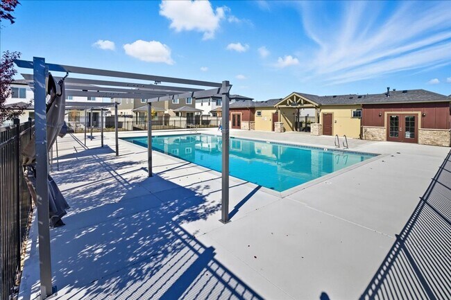 Building Photo - Brand new 3 bed 2.5 bath townhouse
