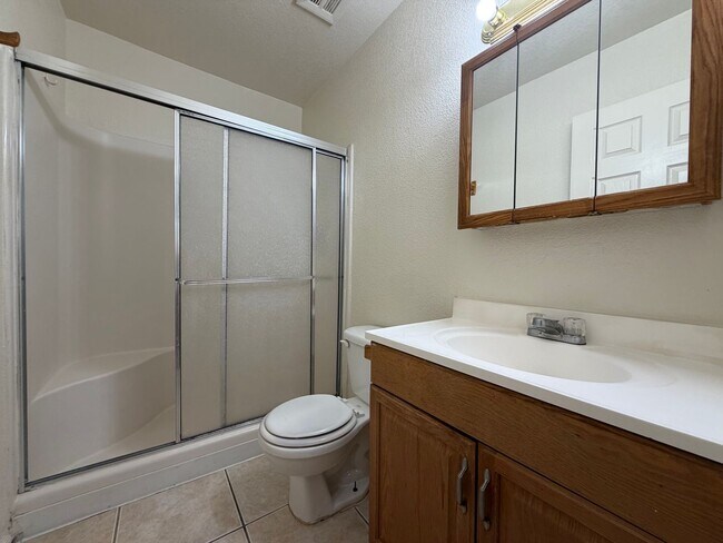 Building Photo - 3 Bed 2 Ba Condo