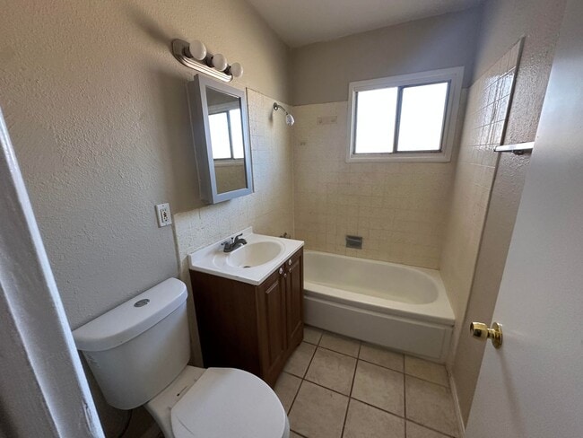 Building Photo - Adorable 3 Bedroom