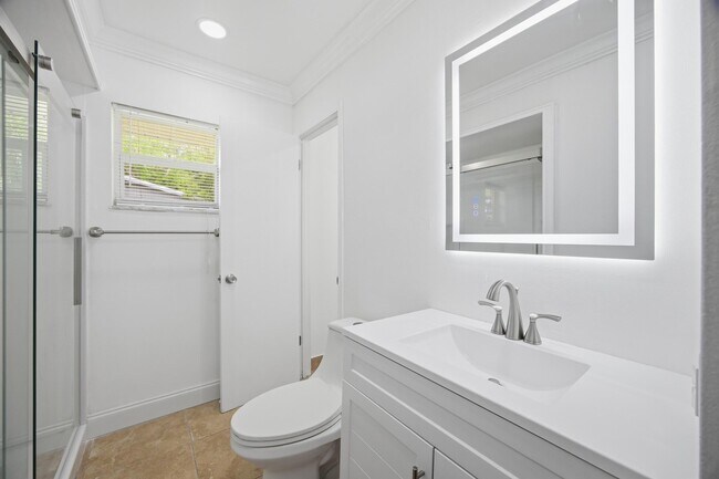 Building Photo - 226 SW Reynolds Ave