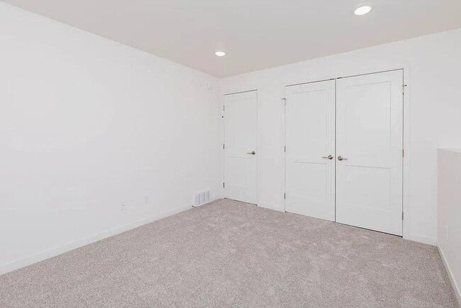 Building Photo - 1517 KEYSTONE CIR NE