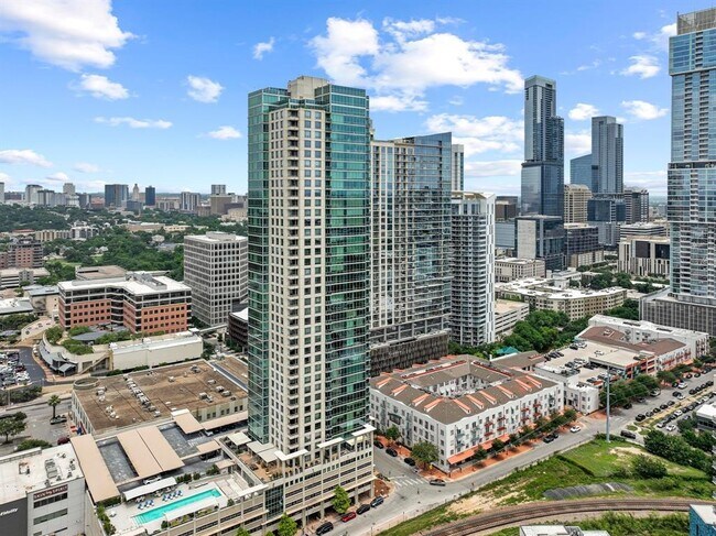 Building Photo - 300 Bowie St