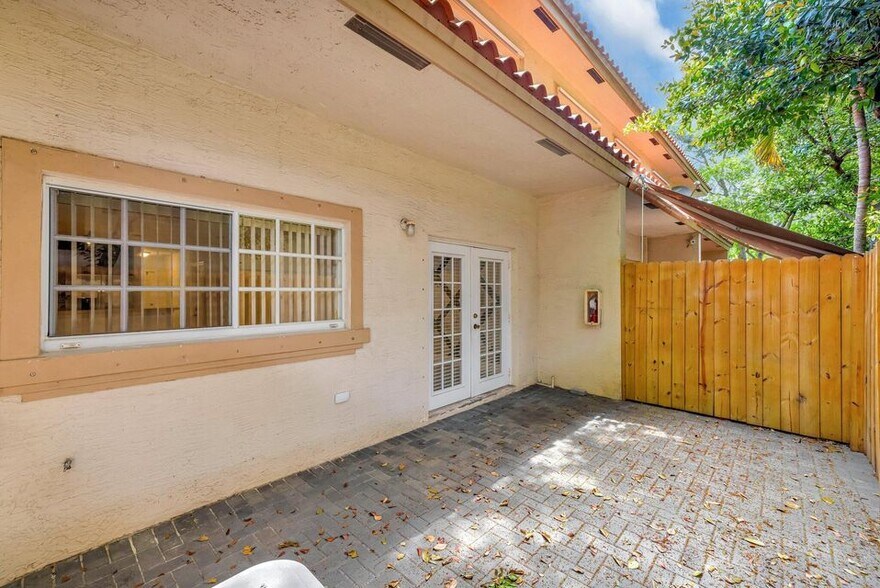 Building Photo - 3055 Riverside Dr