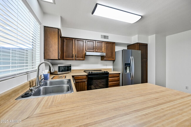 Building Photo - 1252 E El Parque Dr