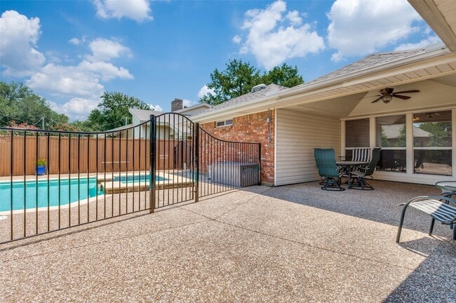 Building Photo - 1005 De Pauw Dr