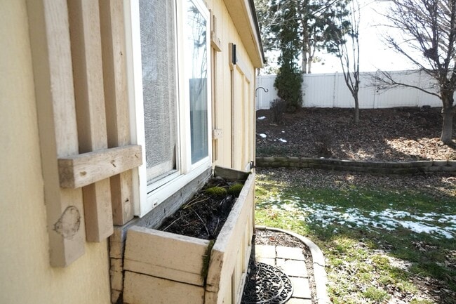 Building Photo - 1445 W Silver Salmon Dr