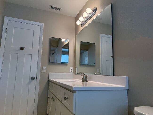 Building Photo - Leesburg Duplex