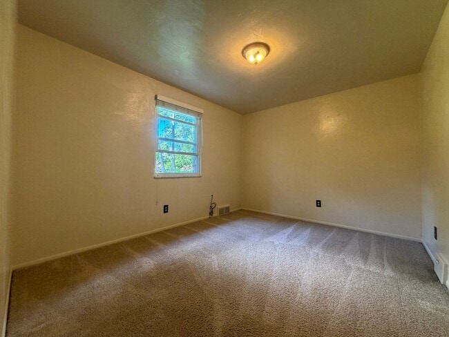 Building Photo - 450 Mower Dr
