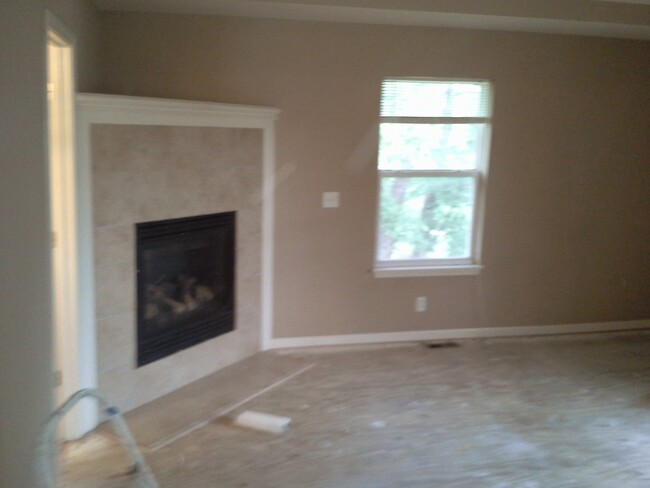 Building Photo - Large 5 bedroom raised ranch