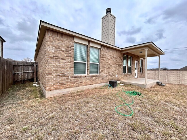 Building Photo - Charming 3/BR 2/BA  Home with Spacious Backyard