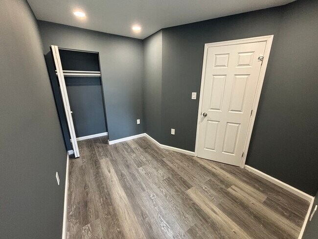 Building Photo - 2 Bedrooms plus den with 3.5 Bathrooms