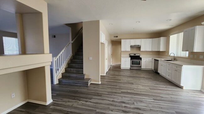 Building Photo - MOVE IN READY!!