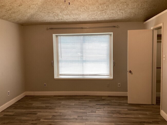 Building Photo - 1905 Eastwind Dr