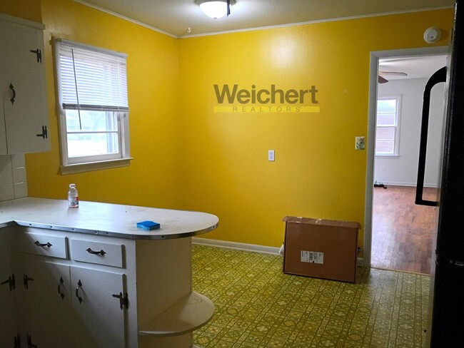 Building Photo - Cozy 2BR Home with Fenced Yard