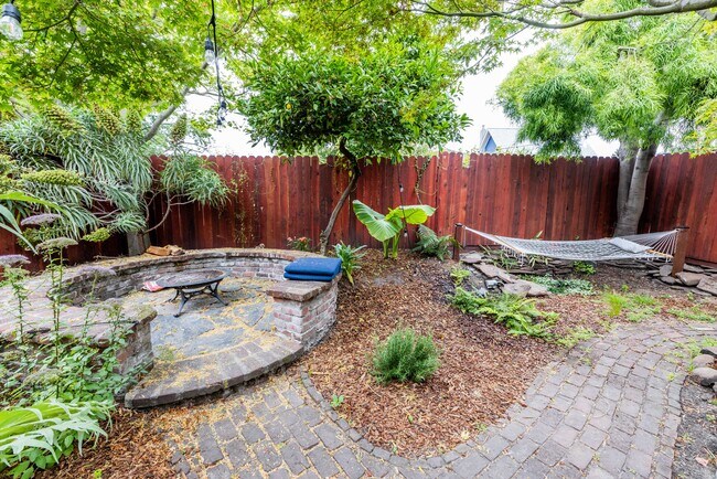Fire pit & hammock - 3863 West St