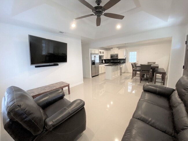 Building Photo - 3Bed/2 Bath Well kept and Upgraded! ( Mcal...