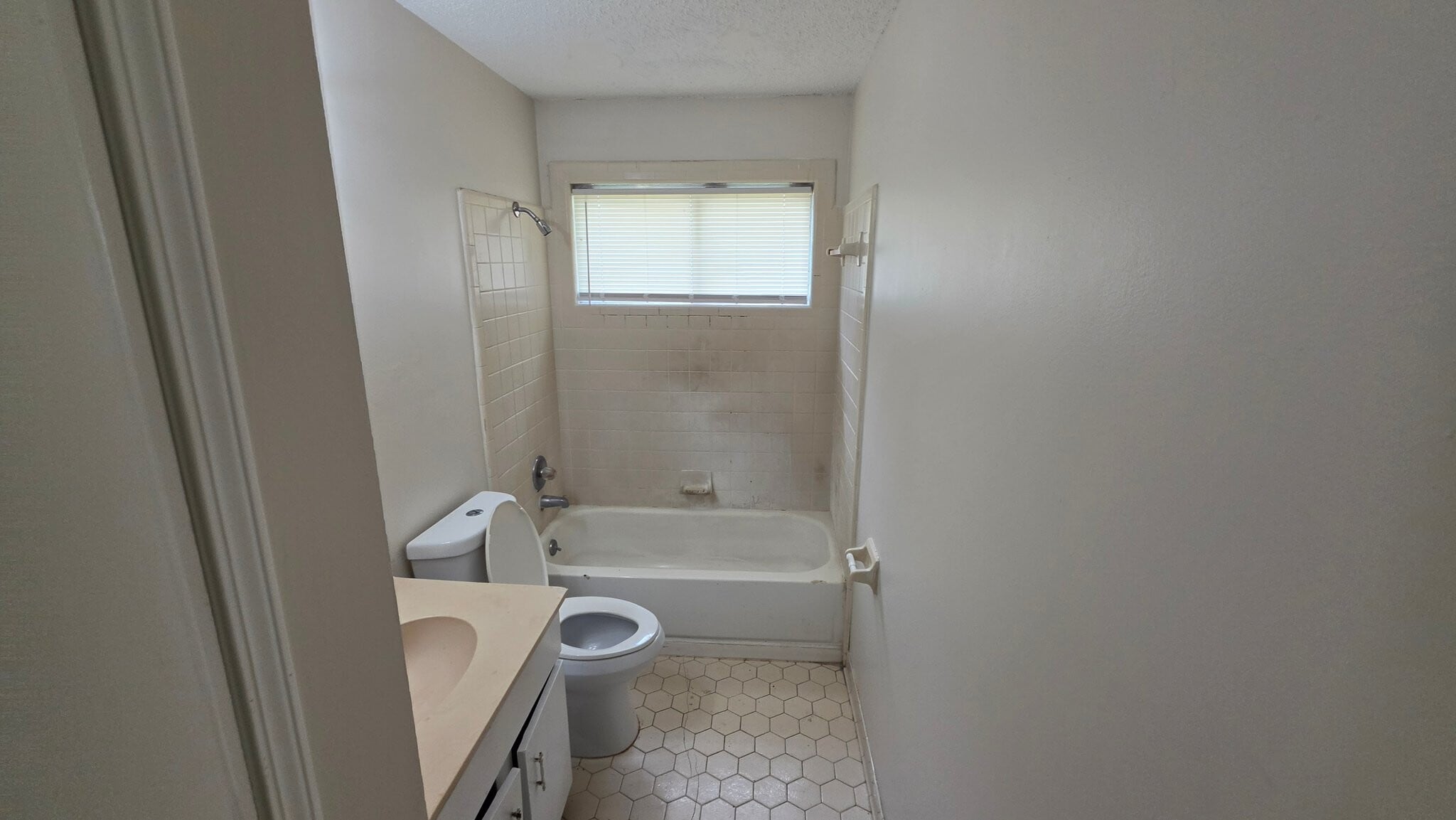 Building Photo - 613 McWhirter Ave