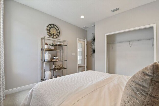 Building Photo - Luxurious 5/3.5 Stunning Home with a Generous Loft and a 2 Car Garage in the Highly Desired Hartw...