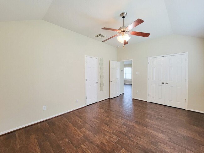 Building Photo - BEAUTIFUL 3 BEDROOM 2 BATH WITH WOOD TILE THROUGHOUT THE HOUSE!