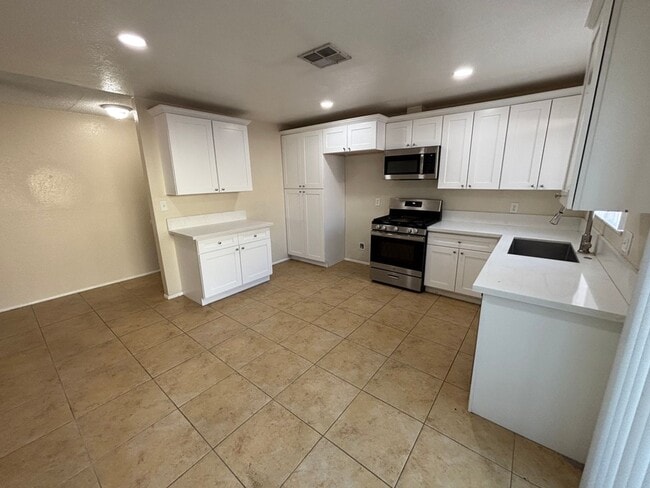 Building Photo - Beautiful Home By UCR