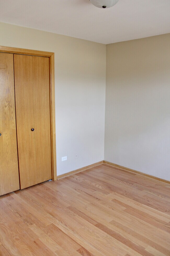 Building Photo - 7870 W Cahill Terrace