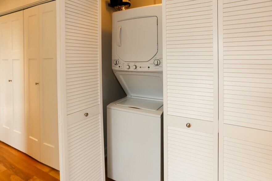 Building Photo - 2210 W Eastwood Ave