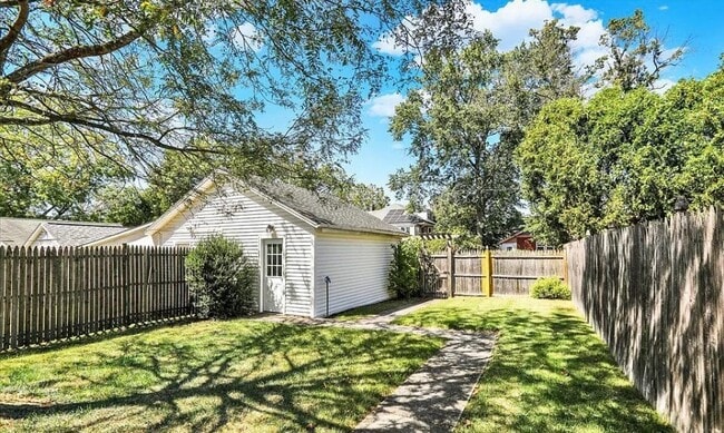 Building Photo - 813 N Franklin St