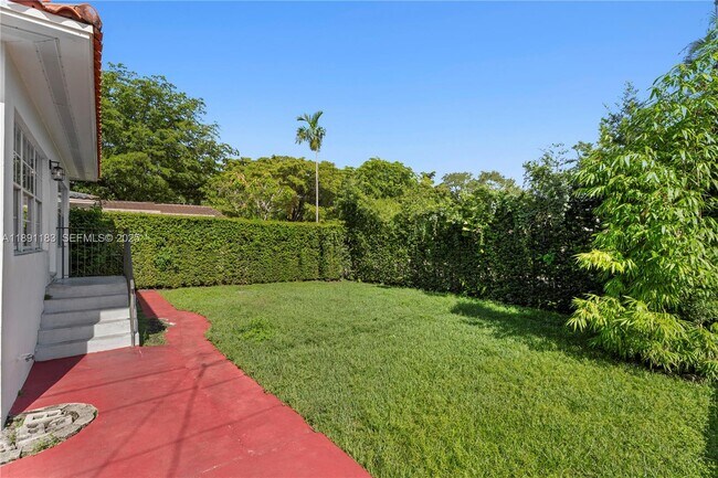 Building Photo - 1307 Valencia Ave