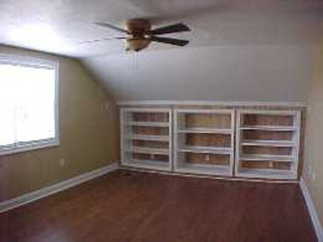 Building Photo - 3 Bedroom 2 Bath Cottage Style Home with Large Den