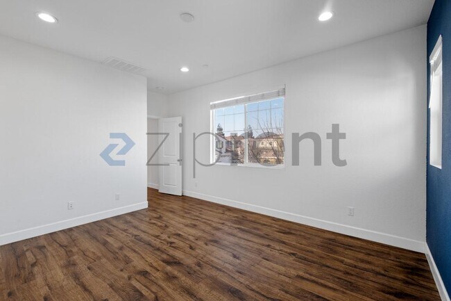 Building Photo - 2060 Salice Wy