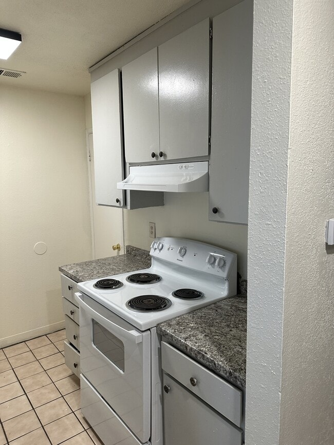 Building Photo - Stockton 2 Bedroom 1 Bathroom Duplex