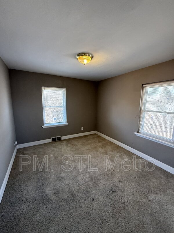 Building Photo - 6737 Kenwood Dr