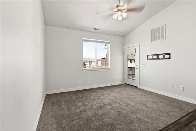 Building Photo - $500 OFF First Month's Rent - Spacious Condo In Vineyard