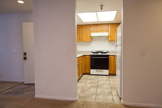 Building Photo - Great location, 2 Bedroom Condo