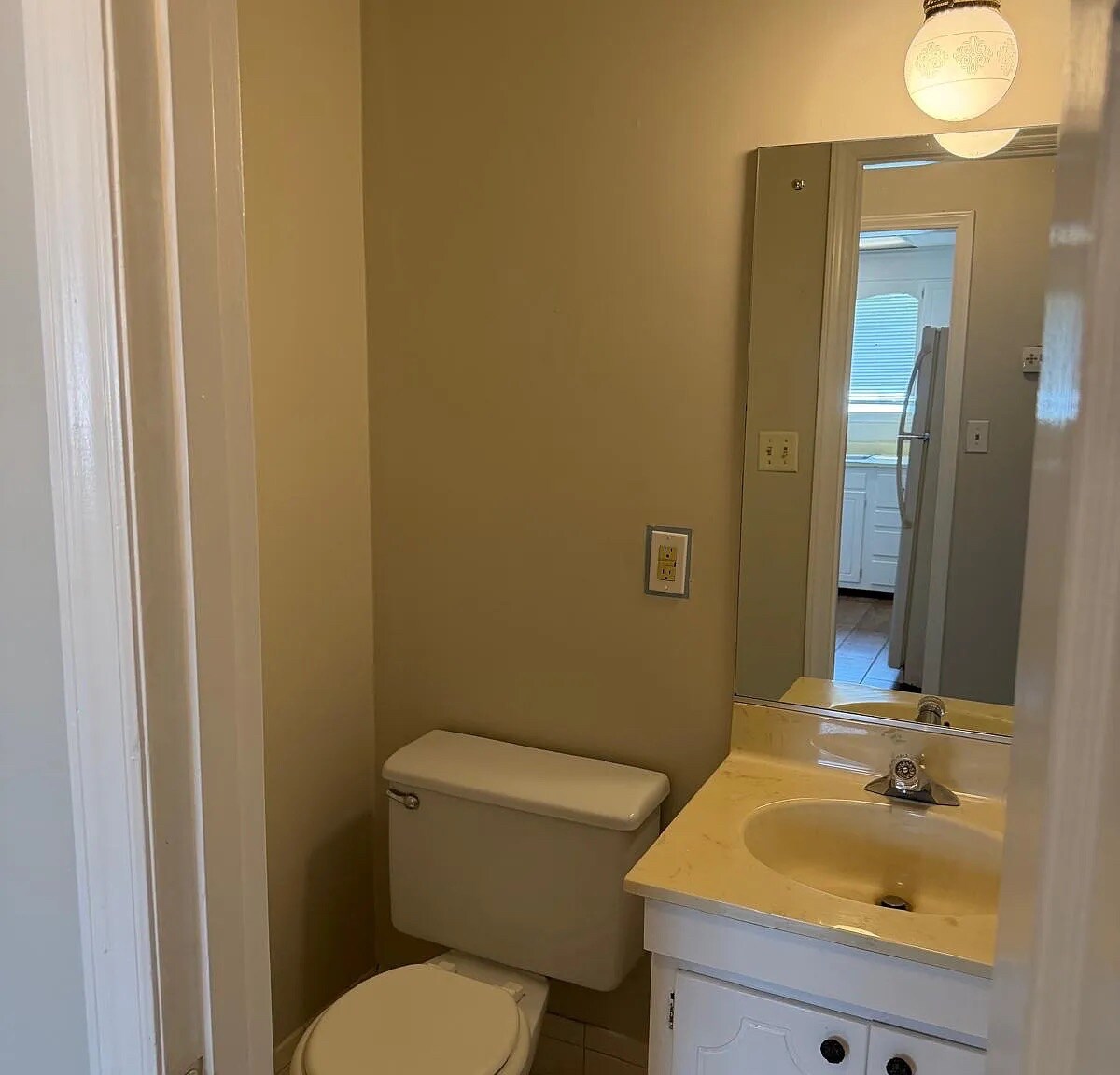Building Photo - Room in Townhome on W Front St