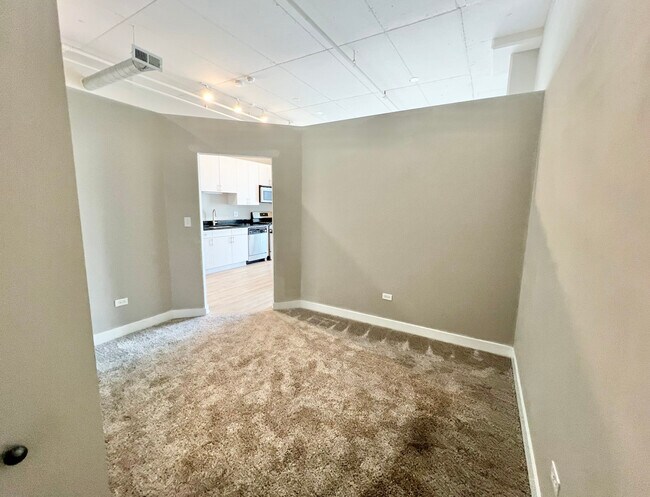 Building Photo - 740 W Fulton St