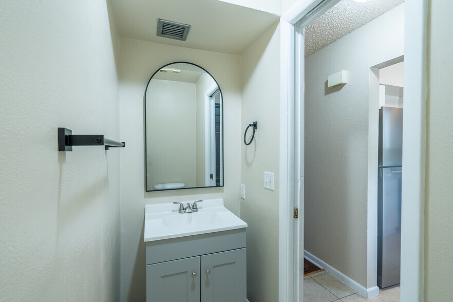 Downstairs 1/2 bath - 1023 NE 2nd St