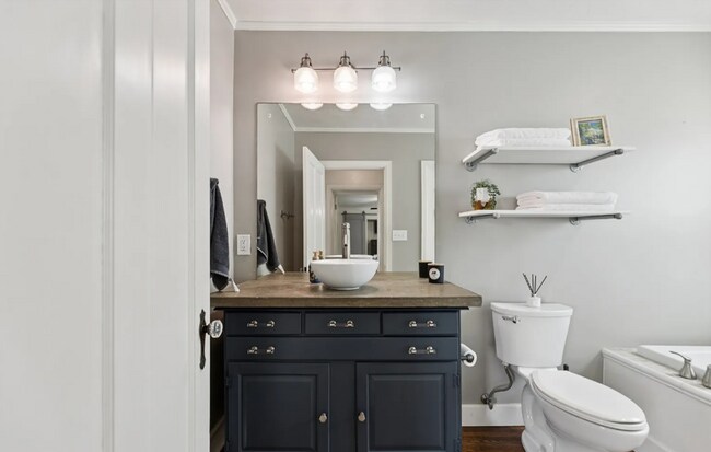 Building Photo - 2 Bed | 2 Bath Near TU!