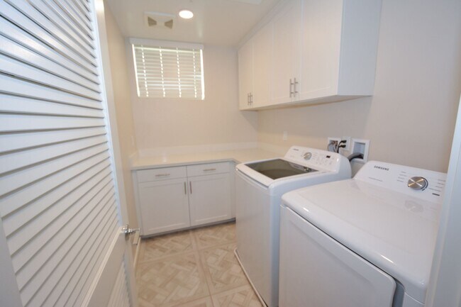 Building Photo - 3BED/4BATH Townhome in Oxnard