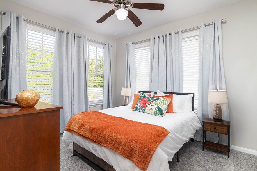 upstairs ensuite bedroom w/ walk in closet - 449 Olive Branch Way