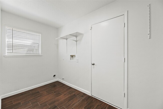 Building Photo - 15362 Meadow Village Dr