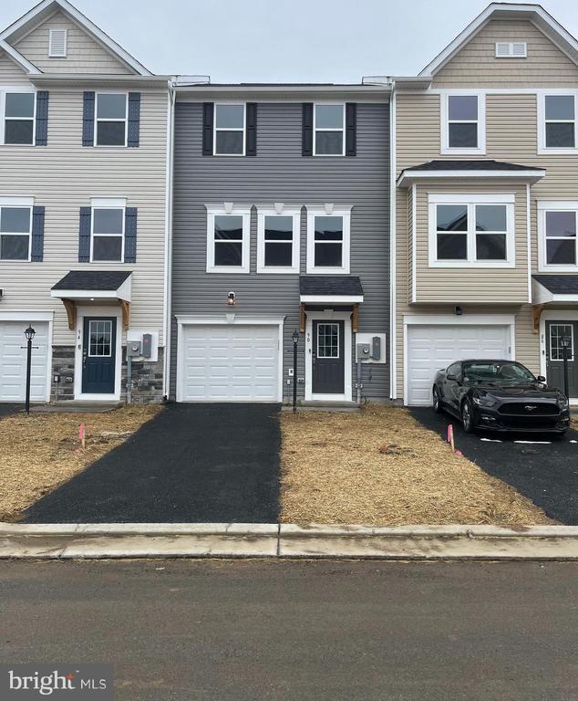 Building Photo - 90 Trotting Rd