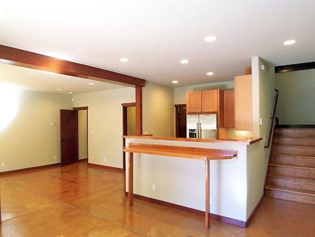 Building Photo - Monclair retreat, space and luxury in serene setting