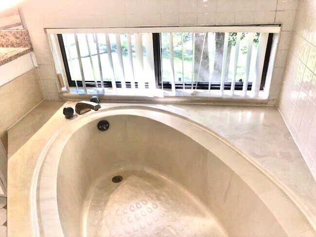 Building Photo - Available for move in February 2026!! Nice corner 2bed/2bath condo on 2nd floor with a spacious b...