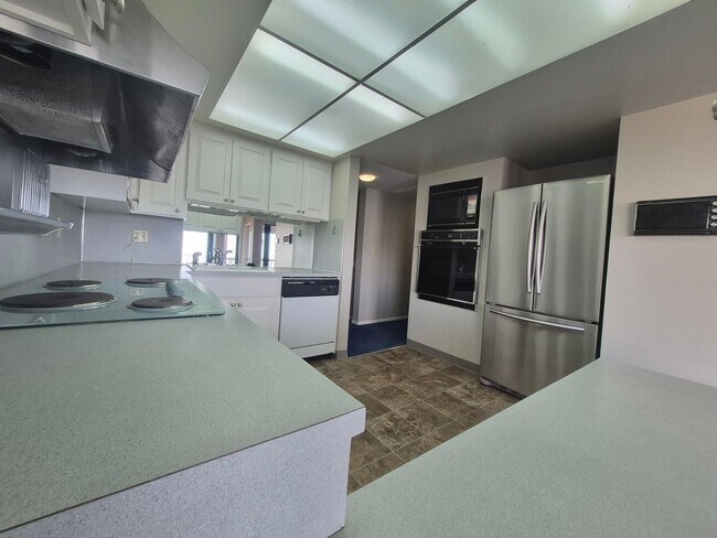 Building Photo - Move in Special 1/2 Off First Month! Amazing Views! 2 Bedroom Condo for Rent in the Fairhaven Nei...
