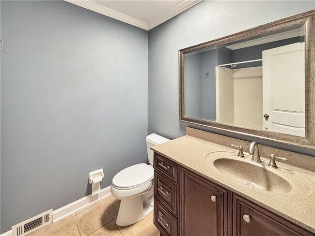 Building Photo - 2395 Powers Ferry Dr SE