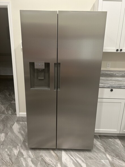 Fridge with ice maker - 812 Commercial St