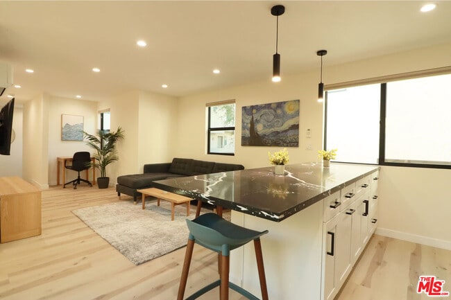 Building Photo - 918 N San Vicente Blvd