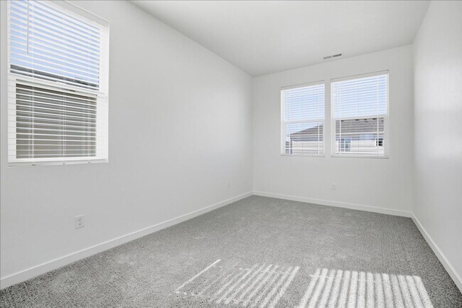 Building Photo - BRAND NEW LARGE 3 Bed 2.5 Bath Townhouse