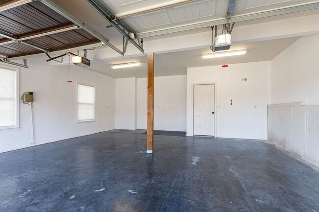 Building Photo - Single-Family Home in Black Oak Estates, Branson